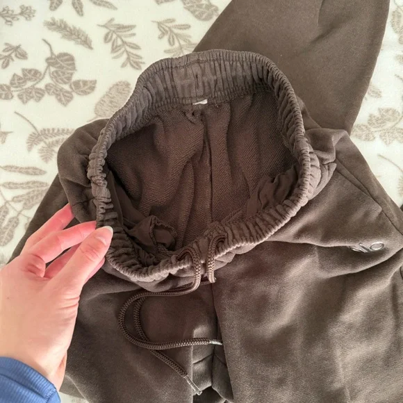 Alo Yoga Accolade Sweatpants - Picture 3 of 5